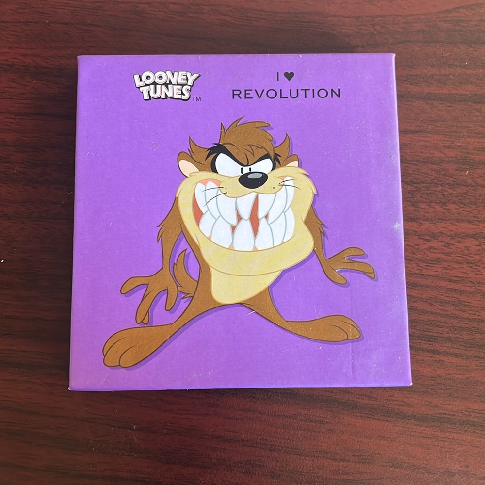Looney Tunes and I ❤️ Revolution collab palette!